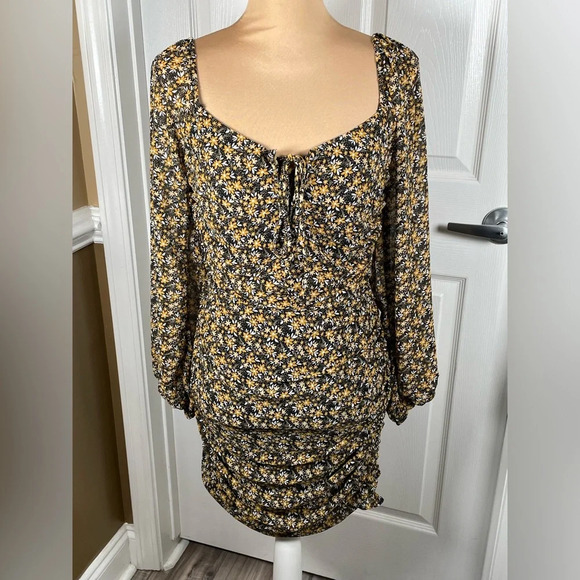 Lush‎ Black Ruched Sheath Mini Dress Size Small Yellow
Sweetheart Ruffle NEW - Picture 15 of 16